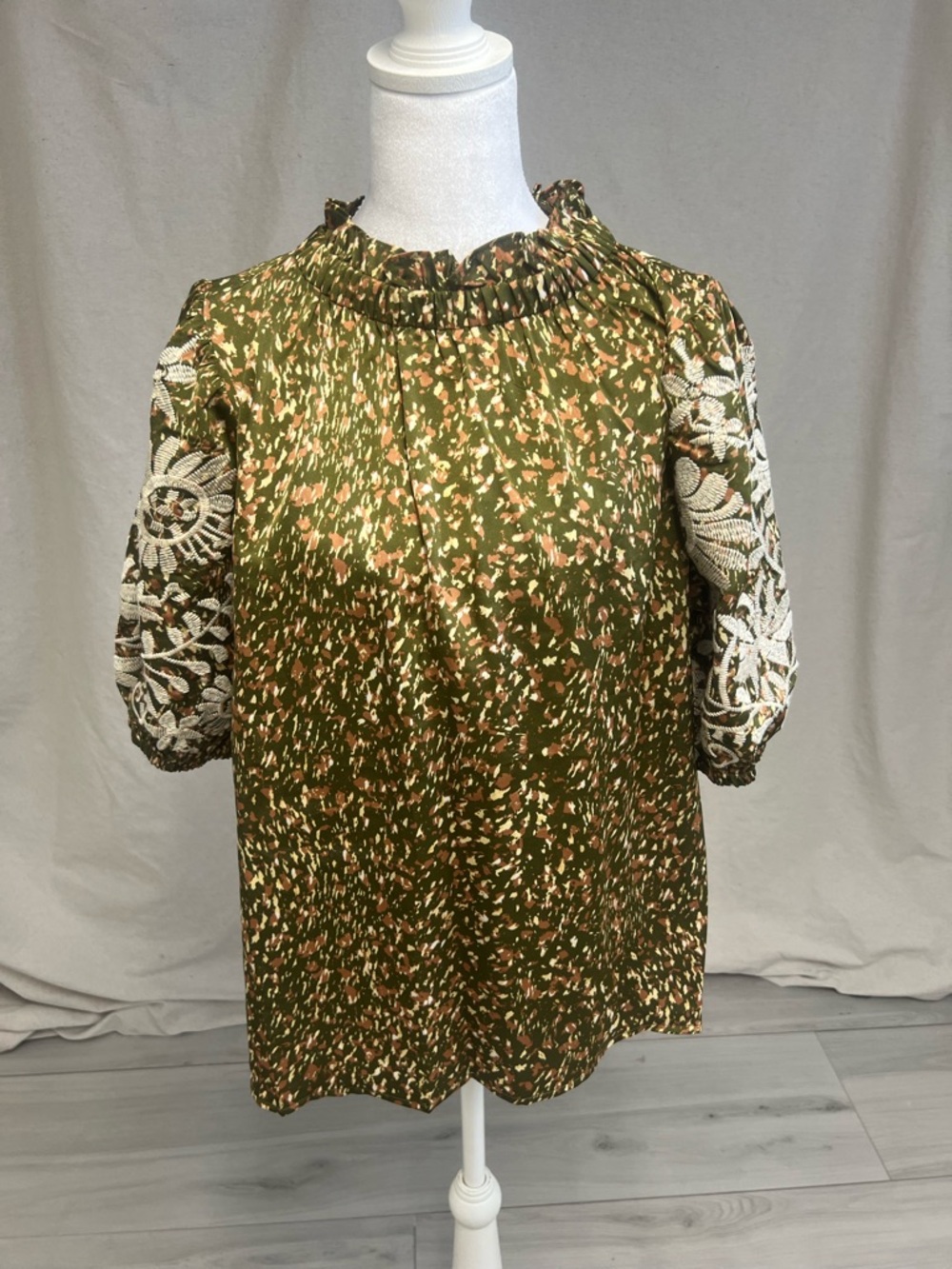 THML Olive Green Blouse Embroidered Puff Sleeve Top Sz L Boho Flowy Feminine
